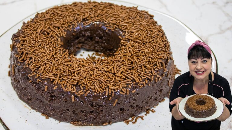 Bolo de Chocolate de Micro-ondas com Cobertura de Brigadeiro em 7 Minutos