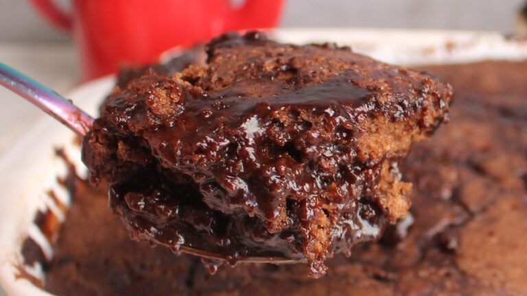 Bolo Fudge de Chocolate que Sai do Forno com Calda e Derrete na Boca