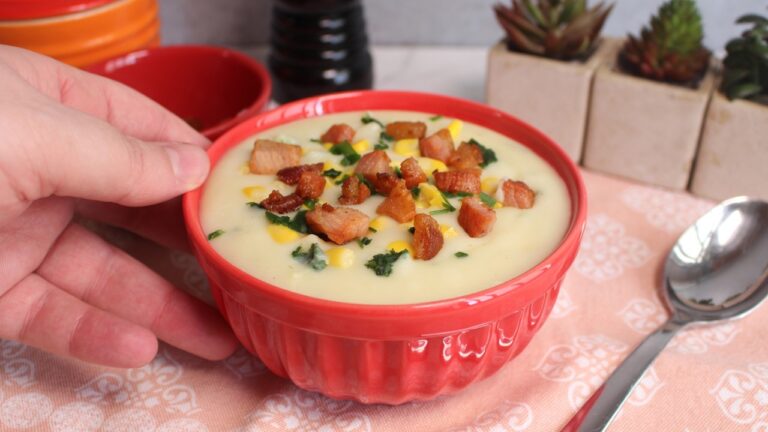 Como Fazer Sopa Cremosa de Batata com Bacon e Milho para Aquecer o Inverno