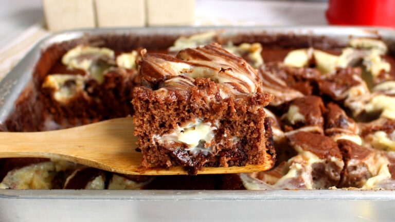 Como Fazer Bolo de Chocolate que Sai do Forno Recheado com Creme de Avelã